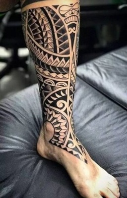  Tatouage maori, polynésien sur le bas de la jambe et sur la cheville